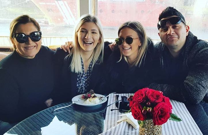 Ermali i lutet prej 2 vitesh dhe publikon foton me mamin, Lori Hoxha ia kthen me thumba