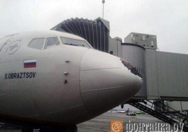 Goditet aeroplani, pasagjerët përjetojnë tmerr