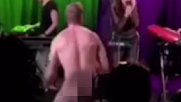 Ylli i popit shpërthen në lot, burri nudo i ndërpret performancën