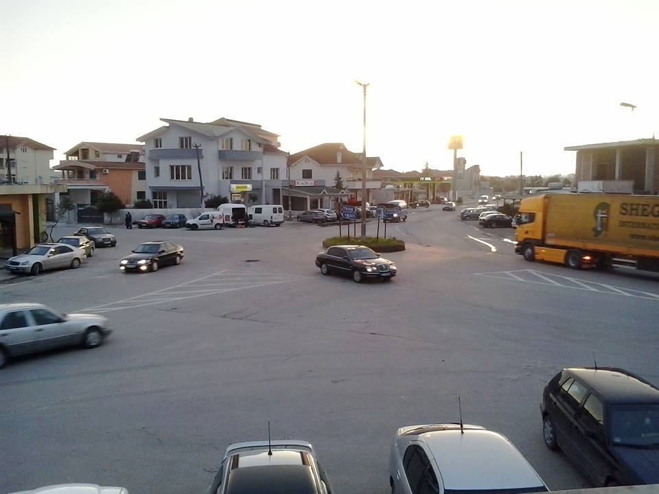 Ndodh tek “4 rrugët e Shijakut”/ Thyen lokalin e tij dhe tenton të pijë helm