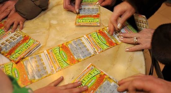 Gërvisht biletën, por nuk u beson syve. Fiton… 500 mijë euro!