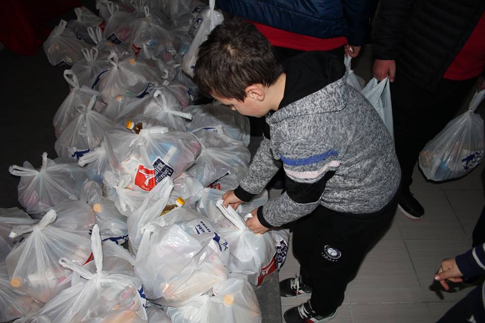 Festat e fundvitit/ Klubi &#8220;Shpresa&#8221; në Durrës, shpërndan ndihma për njerëzit në nevojë (FOTO)