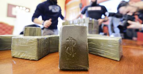 Shqiptari kapet me heroinë. Agjentët i kontrolluan makinën pas erës së açetonit