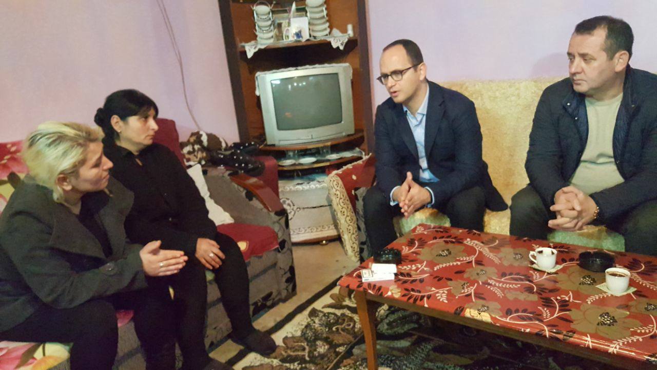 Ministri Bushati në familjen e Florenc Beqirit të vrarë në Francë, premtimet që bëri…