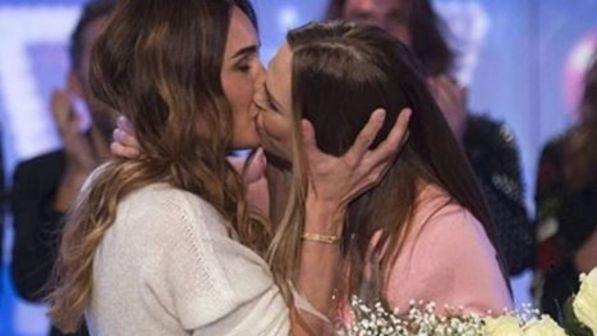 Moderatoret italiane çmendin publikun, shkëmbim puthjesh në tv (FOTO)