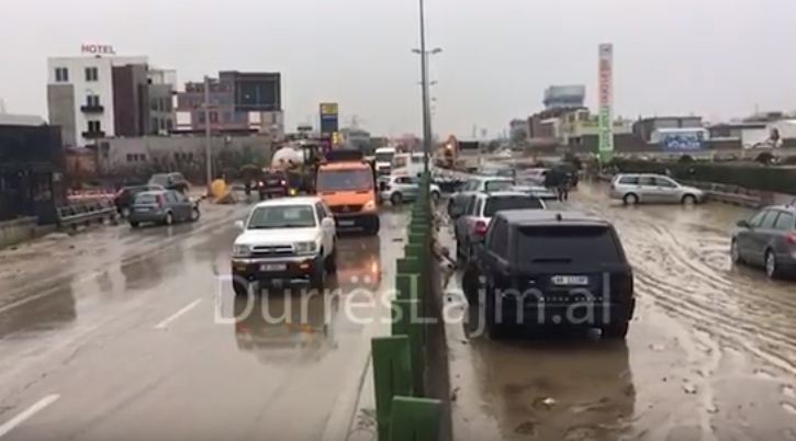 VIDEO/ Flasin qytetarët që u bllokuan në autostradën Tiranë-Durrës