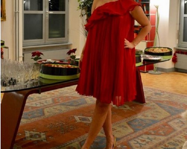 FOTO/ Moderatorja durrsake tregon barkun e rrumbullakosur