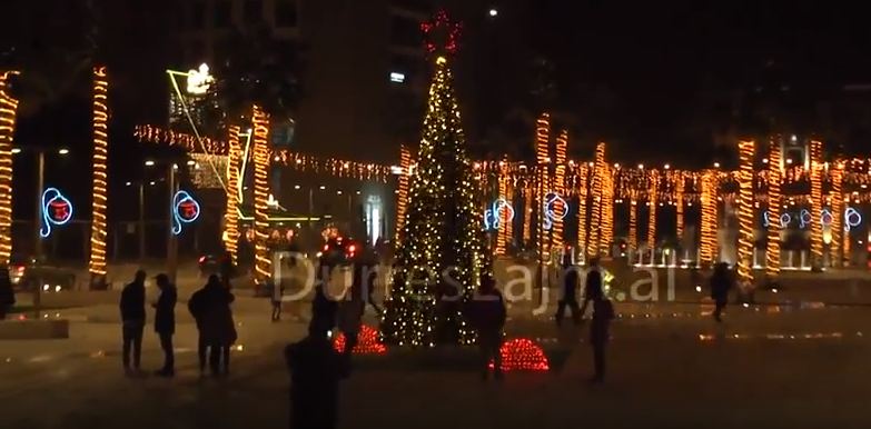 Atmosferë feste në Durrës, ndriçohet qyteti (VIDEO)