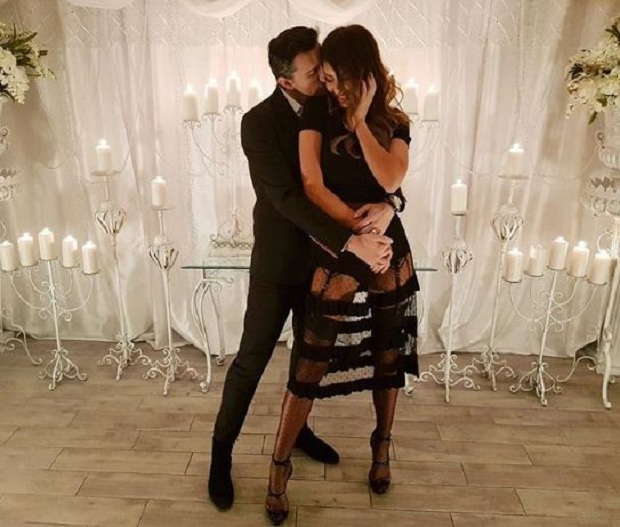 Ja kush ishte shoqëruesja e Angela Martinit (FOTO)