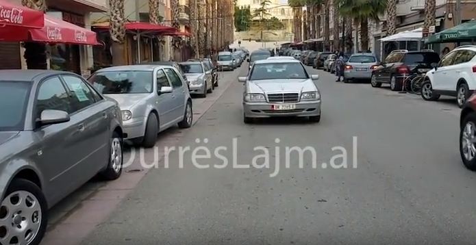 Parkingjet publike në rrugët e Durrësit, zaptohen nga tregtarët e makinave (VIDEO)
