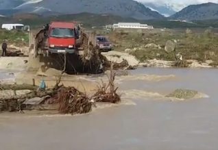 Shembet ura, furgoni me pasagjerë sheh tmerrin me sy