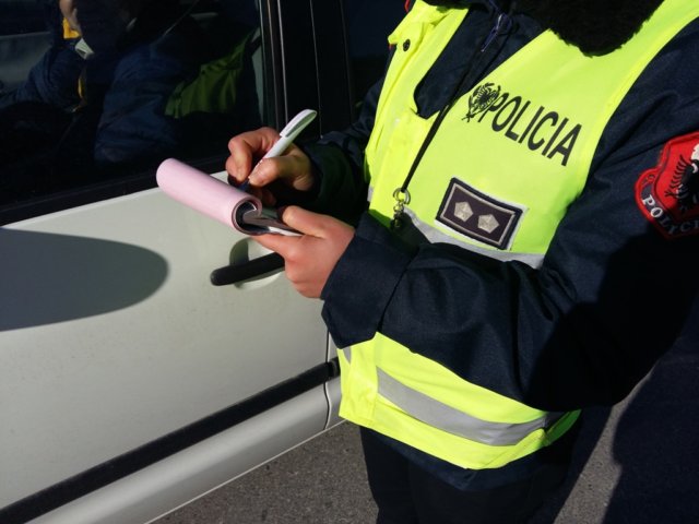 Polici e ndalon për t’i vënë gjobë, i riu del nga “Benz”-i dhe nuk përmbahet