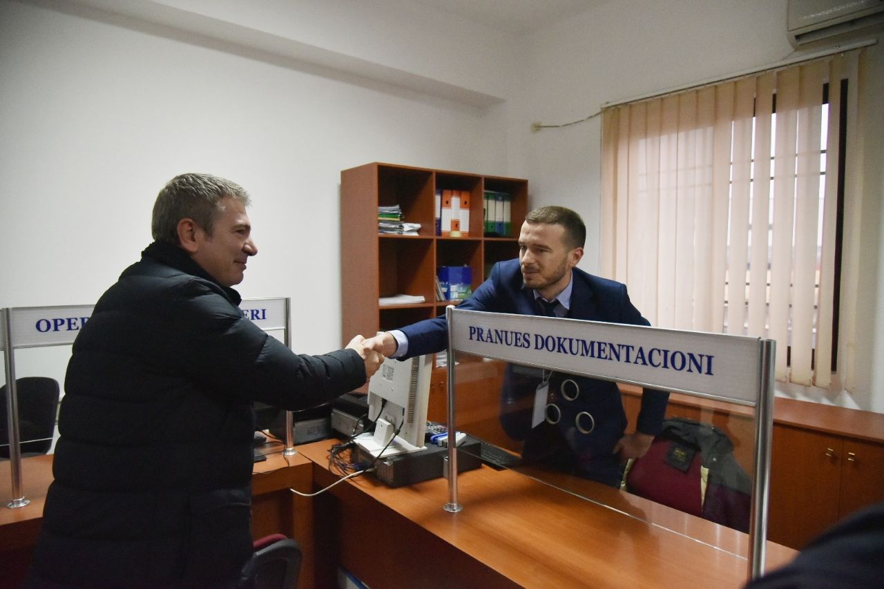 Ministri Gjiknuri inspekton drejtorinë e targave dhe patentave