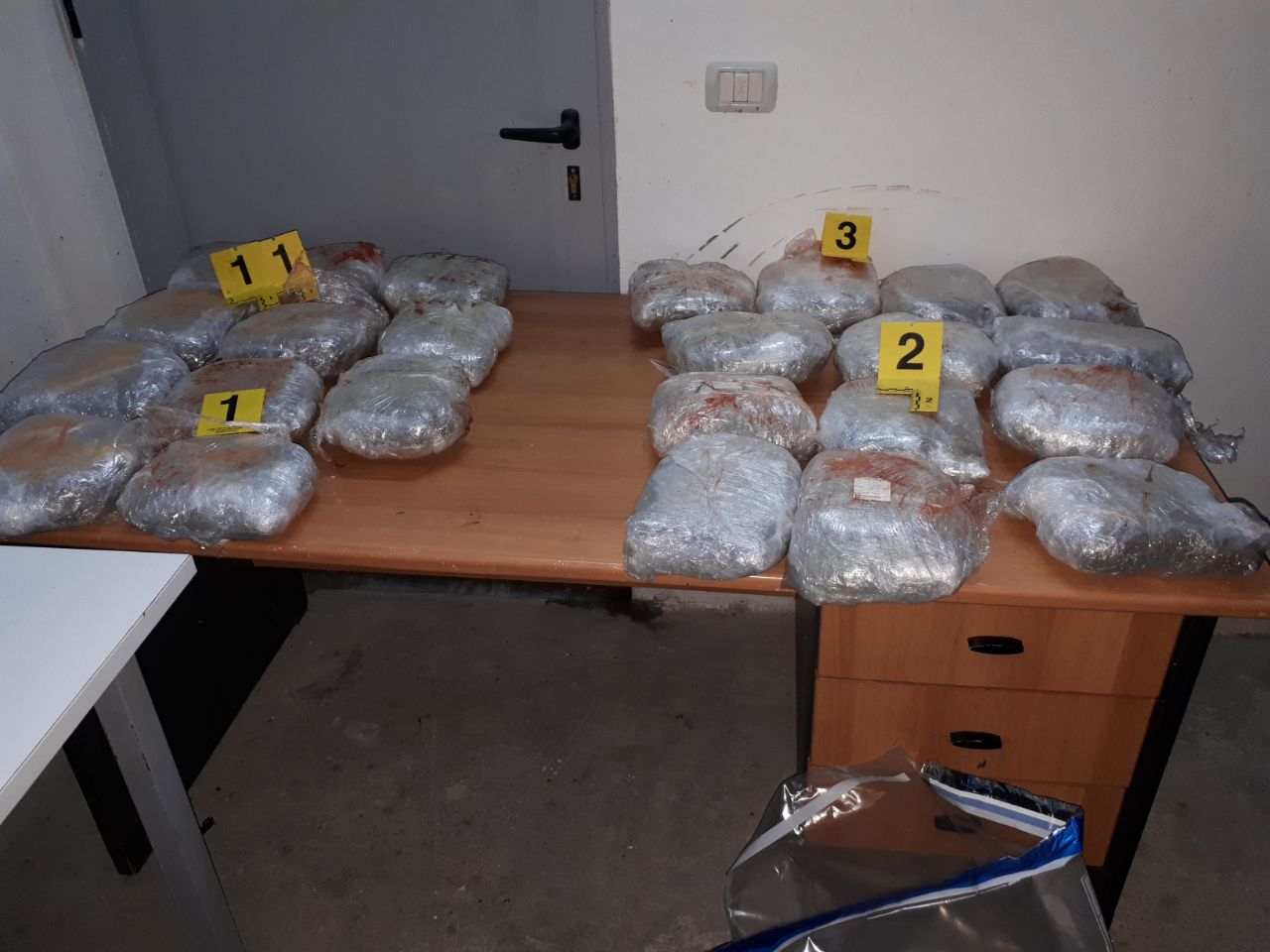 EMRI/ 13.5 kg drogë në shasinë e makinës, arrestohet 36-vjeçari (FOTO)