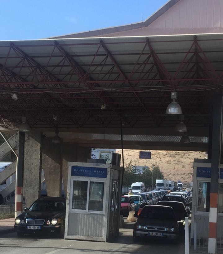 EMRAT/ 7 mijë euro për të kaluar kufirin, pranga policit dhe 2 bashkëpunëtorëve