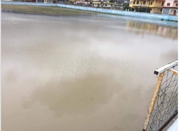 Përmbytet stadiumi, fusha kthehet në pishinë olimpike (FOTO)