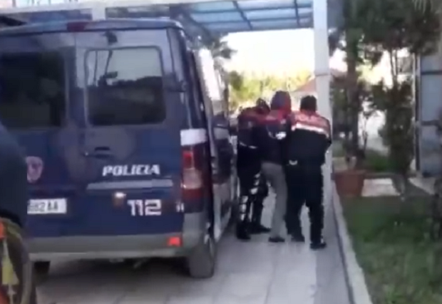 Dhunoi gruan dhe kanosi me thikë vjehrrin e kunatin, prangoset 36-vjeçari (EMRI)