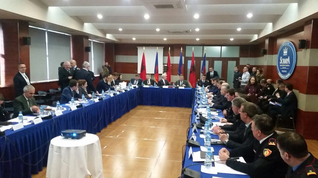 Fatmir Xhafaj mbledh 12 drejtorët e policisë