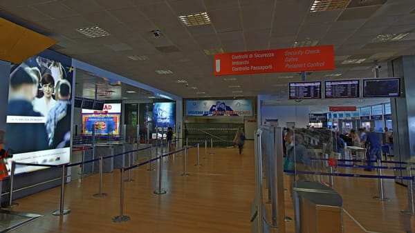 Arrestohet i riu shqiptar në aeroport, i dënuar për trafik droge