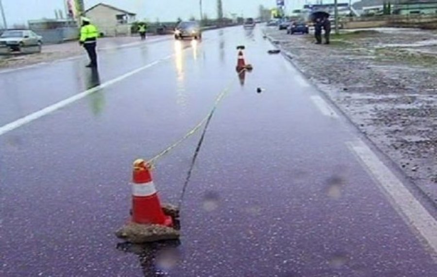 Pamje të rënda/ Makina përplas motorin, vdes 34-vjeçari