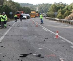 Manovron gabuar “Benz”-i dhe përplaset me 1 makinë, 3 të plagosur