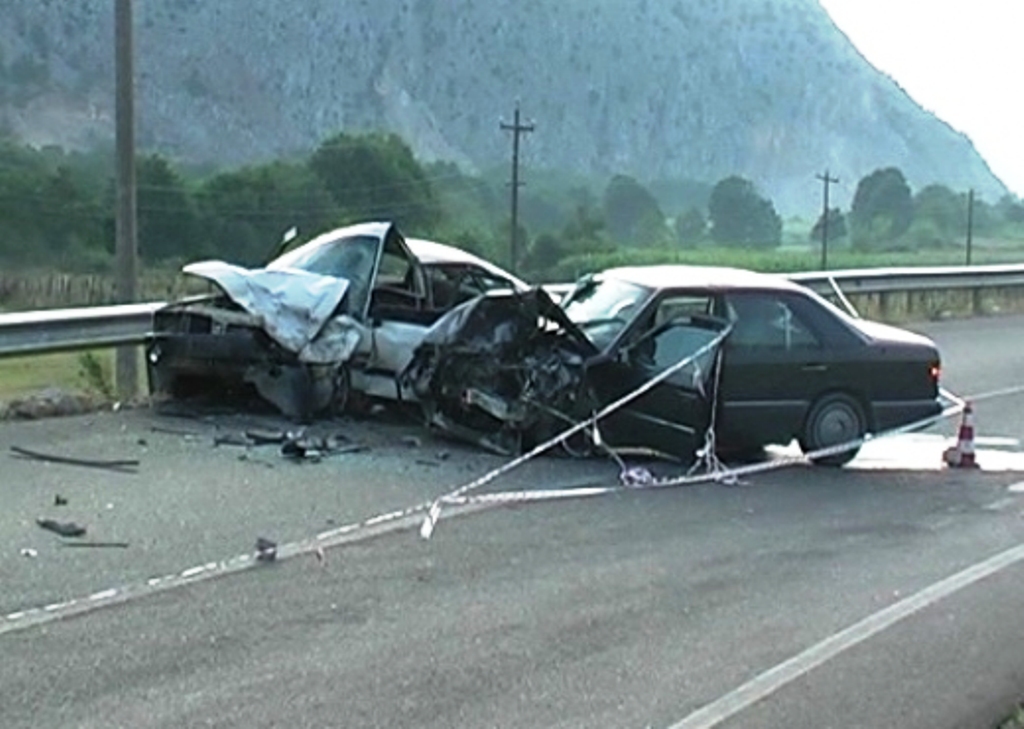 Përplasen makinat, 4 të plagosur, mes tyre 1 fëmijë