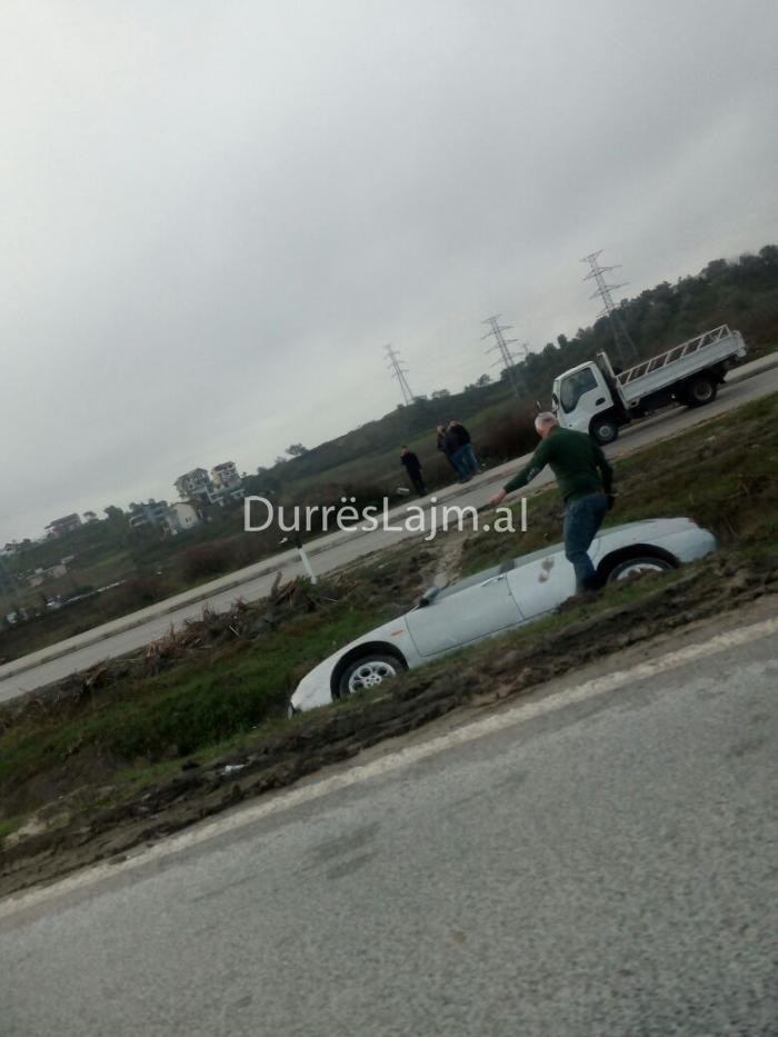 Makina përfundon në kanal në autostradën Durrës – Tiranë (FOTO)