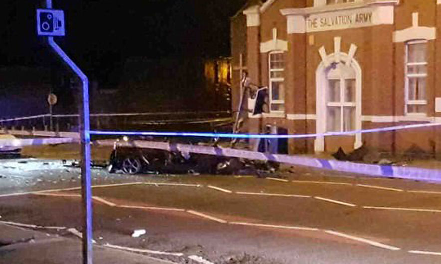 Aksidenti i tmerrshëm pas ndjekjes nga policia, shpëton gjallë, por prangoset (FOTO)