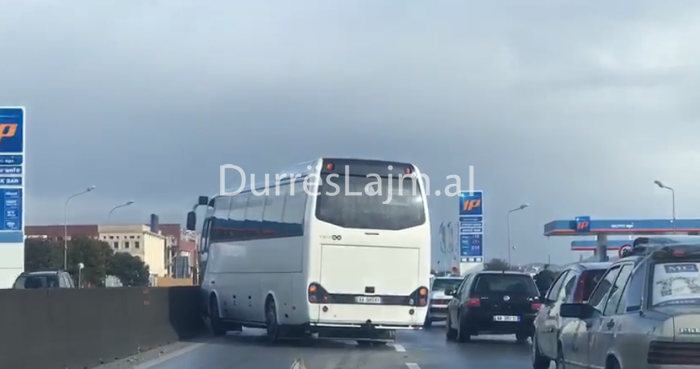 VIDEO/ Aksident në autostradë pranë Durrësit, autobusi në parakalim përplaset me trafikndarësen