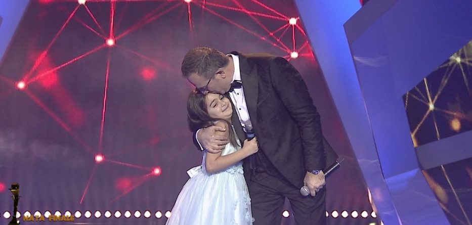 VIDEO/ Ardit Gjebrea emocionon me duetin me të bijën