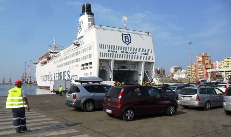 Dy makina të vjedhura hyjnë në Durrës, hetim ndaj një gruaje e një burri