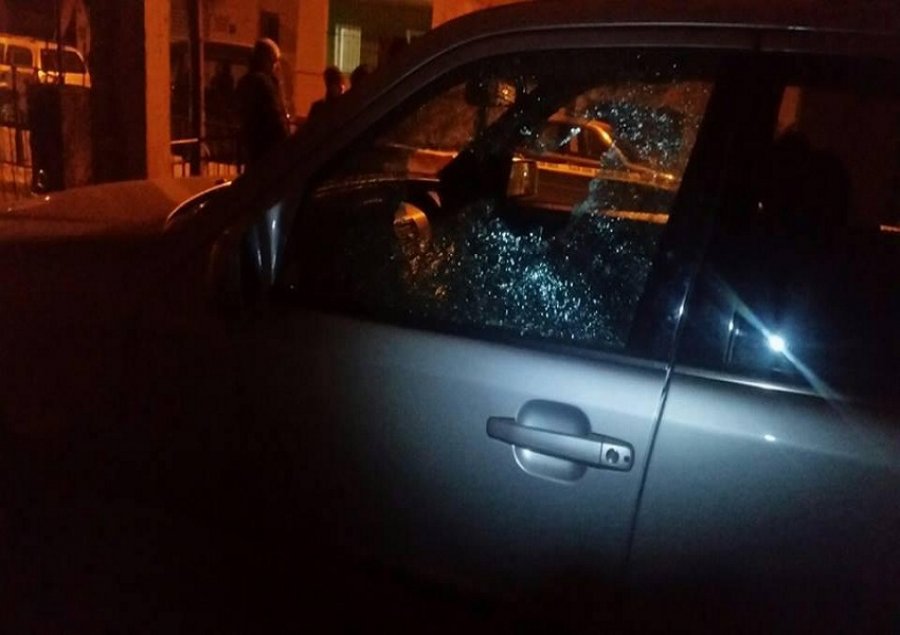 I zoti i shtëpisë zbulon predhën e fishekut tek “Benz-i” i parkuar