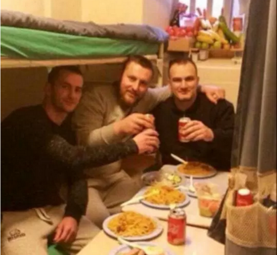 Të burgosurit shqiptarë sfidojnë sistemin: Gëzuar Krishtlindjet nga qelia