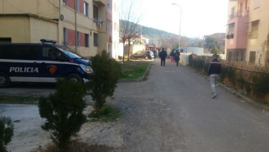 Qëllohet me armë, më pas makina gjendet e djegur