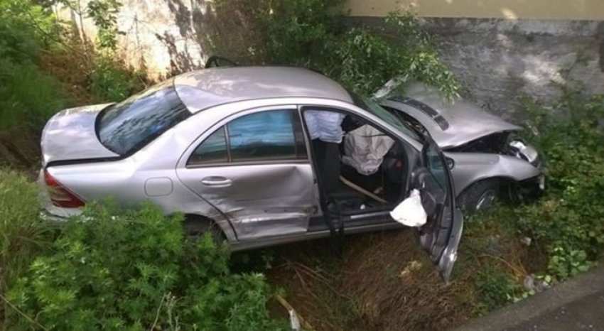 Aksidentohet keq çifti i të rinjve nga Durrësi, dalin nga rruga me makinë