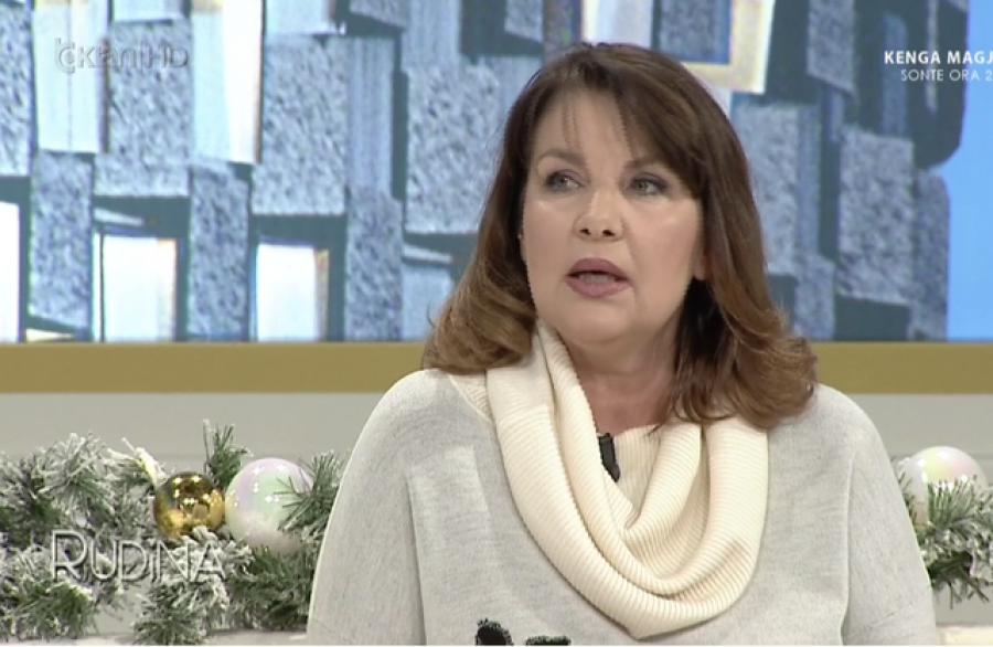 Rajmonda Bulku gjyshe, prezanton familjen e saj (FOTO)