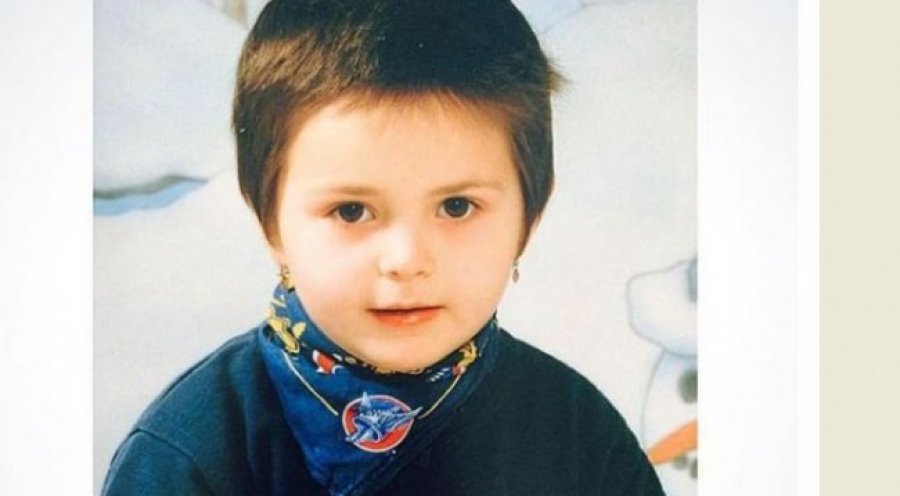 Vogëlushja në foto sot është këngëtare e njohur, mësoni kush është ajo