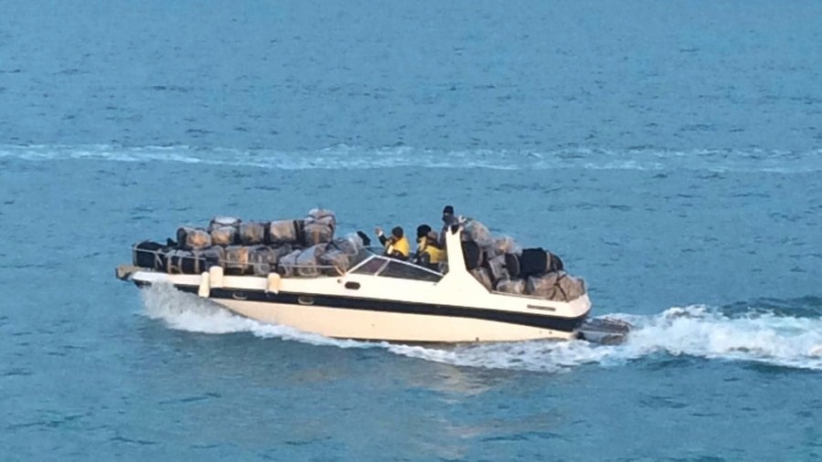 Skandali/ Skafi i ngarkuar me drogë i ikën policisë së Durrësit