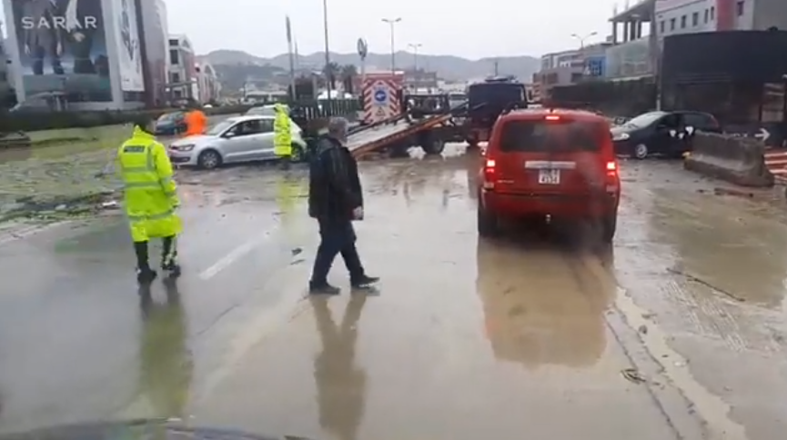 Situata në autostradën Tiranë-Durrës si në gjendje lufte (VIDEO + FOTO)