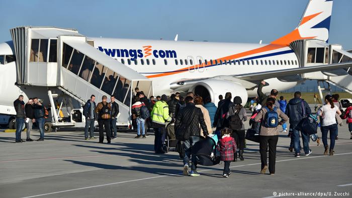 Riatdhesohen me tre avionë, 160 shqiptarë