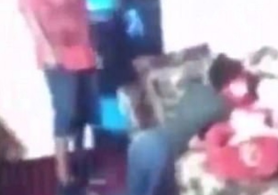 Babai rreh vajzën dhe i pret flokët sepse merrej me rrjetet sociale