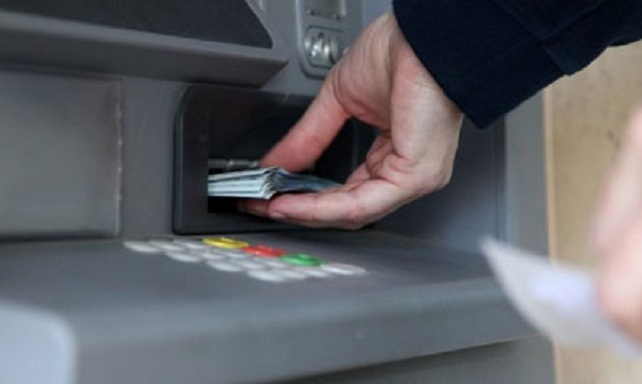 EMRI/ Vodhi kartat dhe zbrazi bankomatin e kushëririt, arrestohet i riu