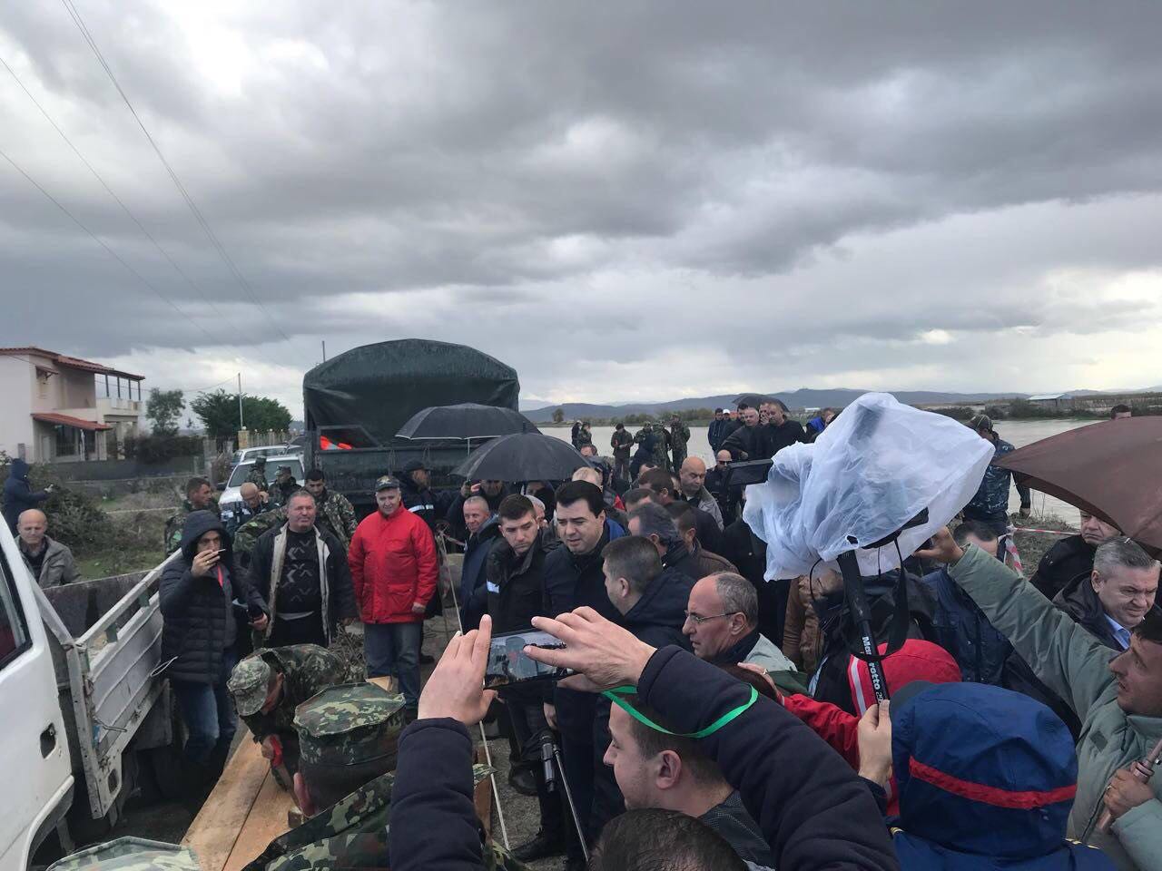 Basha në Darëzezë: Hyrja në fshat e pamundur