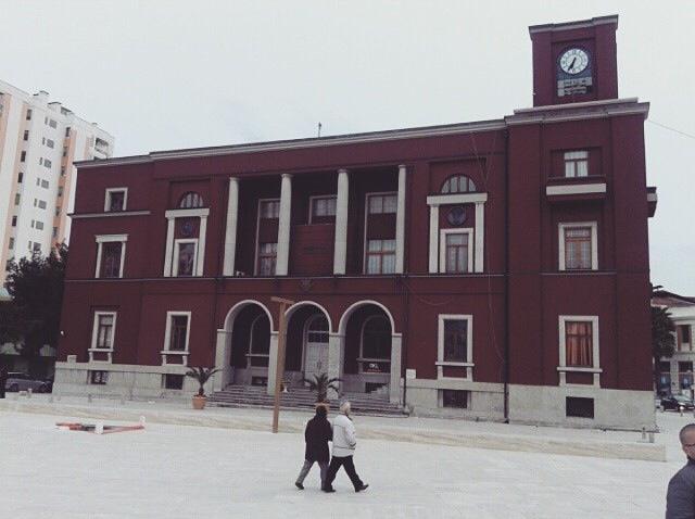 Pas 20 vjetësh lirohen dy vende drejtorësh në bashkinë e Durrësit