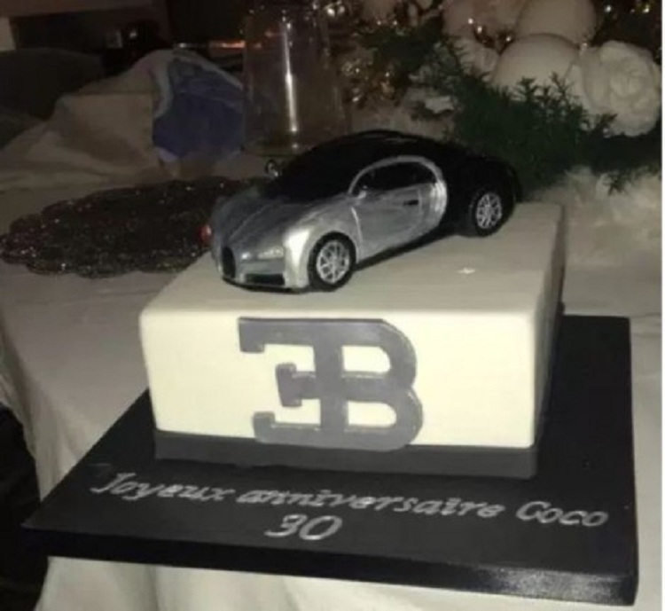 Benzema feston 30-vjetorin, Majk Tajson e surprizon