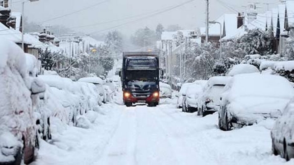 Reshjet e dendura të dëborës bllokojnë transportin në Britaninë e madhe