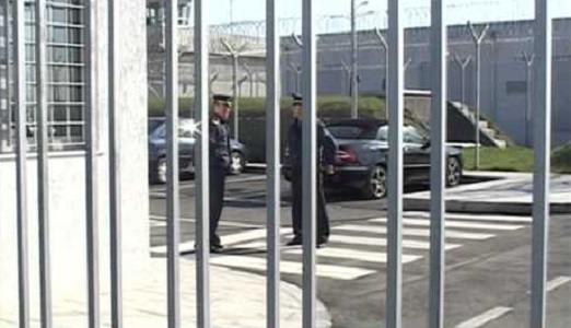 Tentoi të fuste celularë për të birin në burg, arrestohet nëna