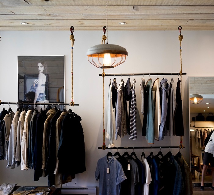 Shitësit në Durrës kapin klientët duke vjedhur në dyqan, i çojnë në polici