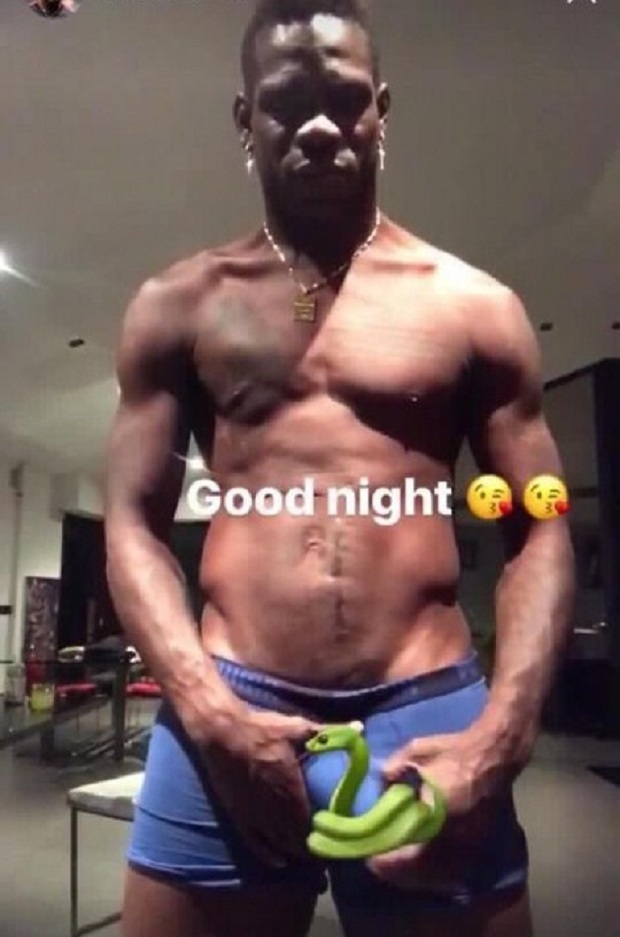 Mënyra provokuese e Balotelit për t’i uruar natën e mirë ndjekësve