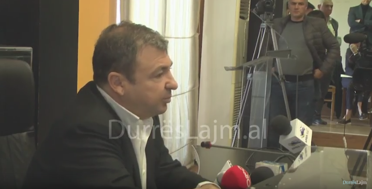 Në prag të Krishtlindjes, këshilltarët bashkiakë i bëjnë ‘dhuratë’ Vangjush Dakos (VIDEO)